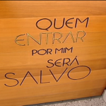 Dom Sérgio Colombo passa pela Porta Santa da CN