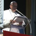 No Angelus, Papa recorda cristãos perseguidos