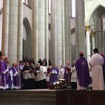 Multidão participa de sepultamento de Dom Paulo Evaristo Arns