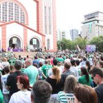 Missa de sétimo dia por vítimas da chapecoense reúne 2 mil pessoas