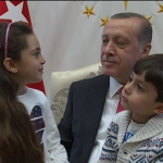 Presidente turco recebe menina que postava notícias da guerra