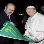 Papa Francisco recebe camisa da Chapecoense