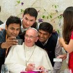 A Igreja quer ouvir a voz dos jovens, diz Papa em carta