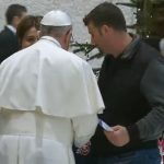 Papa Francisco se encontra com vítimas do terremoto na Itália