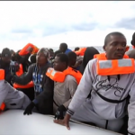 Imigrantes africanos são salvos no mar mediterrâneo