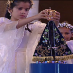 Fiéis participam de coroação no Santuário Nacional