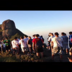 No Rio de Janeiro homens se reúnem para rezar e praticar esporte