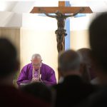 Cruz não é ornamento, mas sinal do amor de Deus, destaca Papa