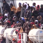 Itália resgata imigrantes no mar mediterrâneo