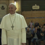 Em visita a Milão Papa se contra com presidiários