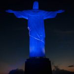 Cristo Redentor recebe iluminação azul para conscientizar sobre autismo