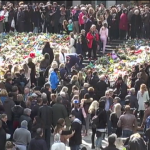 Suecos recordam vítimas de atentado em Estocolmo