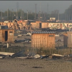 Incêndio destrói campo de refugiados na França