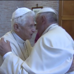 Papa Francisco faz visita e deseja feliz aniversário à Papa Bento