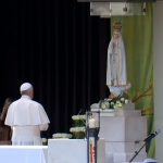 Na Capela das Aparições, Papa reza pelo mundo e pela paz