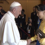 O Papa Francisco recebe líder birmanesa Aung San Suu Ky, prêmio Nobel da Paz