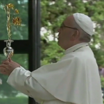 Papa Francisco é recebido por milhares de fiéis em Fátima