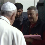 Em Portugal Papa Francisco se encontrou com uma família de refugiados