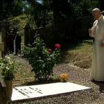 Papa reza diante de túmulo de padres Mazzolari e Milani