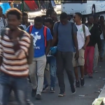 Polícia francesa retira milhares de imigrantes das calçadas no norte de Paris