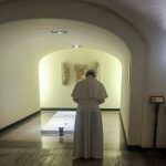 Papa Francisco reza diante do túmulo do Beato Paulo VI