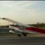 Na Rússia, avião bate em van estacionada na estrada