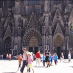 Catedral gótica de Colônia recebe barreiras para proteção de possíveis ataques