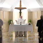 Em homilia, Papa diz que cristãos devem rezar pelos governantes