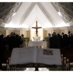 Contemplar Nossa Senhora das Dores aos pés da Cruz, convida Papa