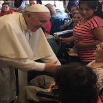 Papa encontra crianças e adolescentes em hospital de Roma