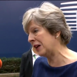 Brexit: Theresa May promete facilitar permanência de europeus no país