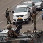 Presidente do Zimbábue é retirado do poder, mas Exército nega golpe