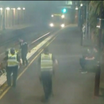 Mulher é salva em estação de trem na Austrália