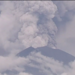 Vulcão em Bali entra em erupção e milhares deixam região
