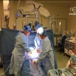 Bebê nascido com coração fora do peito sobrevive a cirurgia