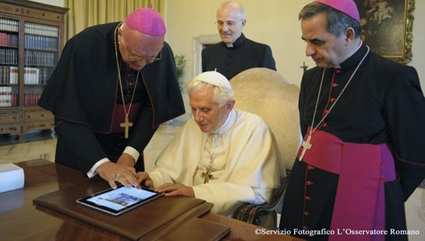Papa Bento XVI posta seu primeiro tweet