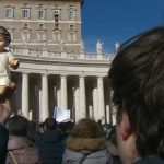 Tradição do Vaticano, Papa abençoa imagens do Menino Jesus
