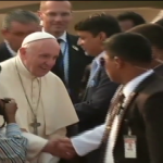Papa Francisco é recebido em Bangladesh após visita em Mianmar