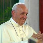 Papa se encontra com crianças em sua passagem pelo Peru