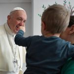 Papa faz visita surpresa a detentas durante a sexta-feira da misericórdia