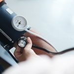 Dia de combate à hipertensão: cardiologista explica riscos e como prevenir
