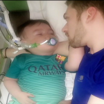 Bebê Alfie Evans respira por quase 10 horas sem ajuda de aparelhos