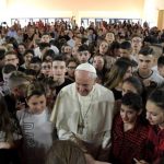Papa Francisco visita escola na periferia de Roma