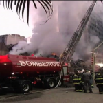 Prédio pega fogo e desaba no centro de São Paulo