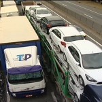 Em Lorena 200 caminhoneiros continuam parados na Dutra