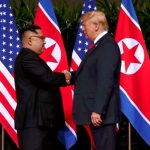 Kim e Trump se encontram e assinam acordo de desnuclearização