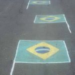 No clima da Copa, brasileiros decoram casas e ruas com cores da seleção