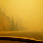 Incêndio florestal deixa mortos e feridos em cidade turística na Grécia