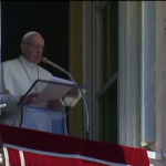 No Angelus, Papa Francisco reza e manda recado para os brasileiros