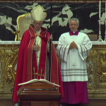 Papa Francisco participa de missa de corpo presente no Vaticano